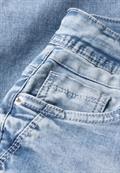 Jeans mit Turn-Up Detail light blue wash