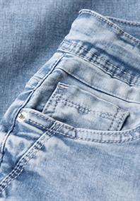 Jeans mit Turn-Up Detail light blue wash