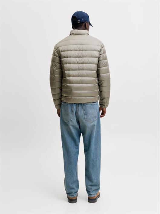 jjeberg-light-down-collar-puffer-noos-vetiver
