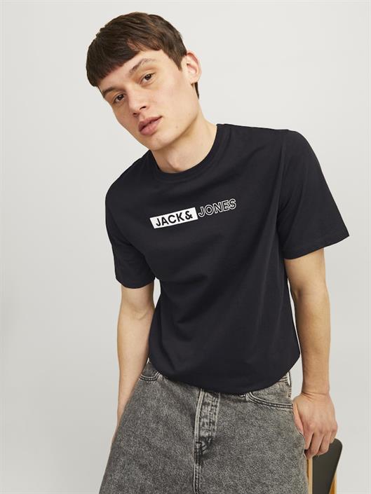 jjecorp-logo-tee-play-ss-o-neck-noos-black