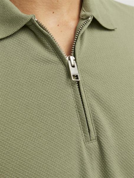 JJEMAC ZIP SS POLO SN oil green