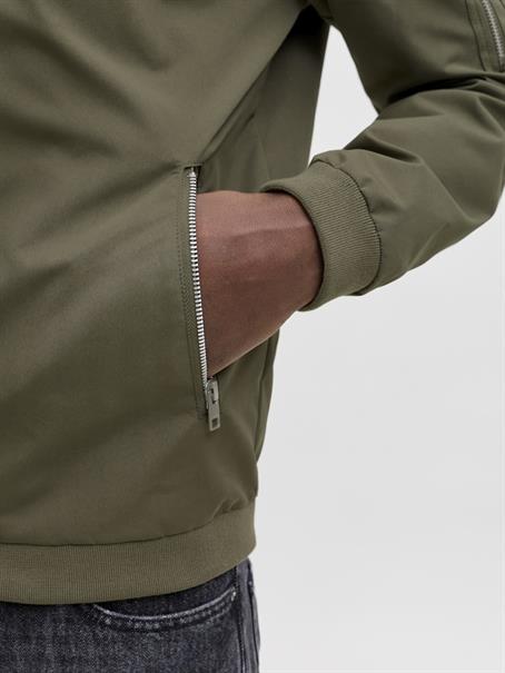 JJERUSH BOMBER NOOS dusty olive