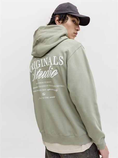 JORNORREBRO TYPO BACK SWEAT HOOD SN seagrass