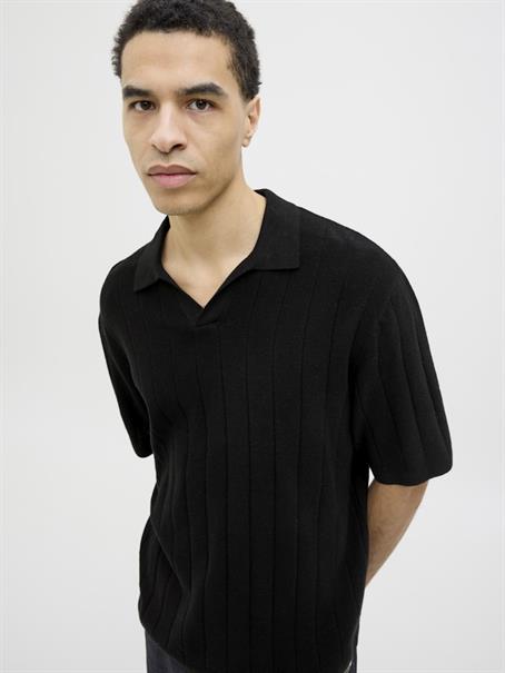 JORVARENNA KNIT SS SPLIT NECK black