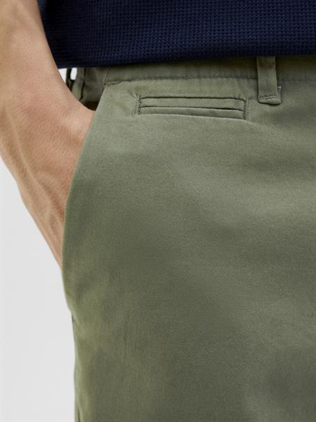 JWHFRED CHINO SHORTS AKM SRT SN deep lichen green