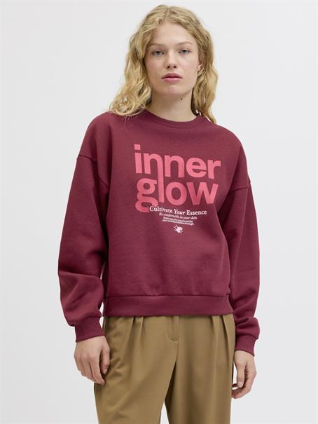 JXMIMI RLX LS PRINT CREW SWT cabernet