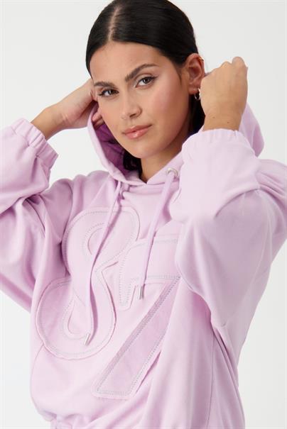 Kapuzenshirt mit Stoffbuchstaben lavender rose