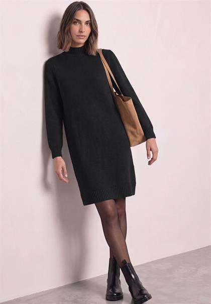 Knielanges Strickkleid mit Turtle Neck black