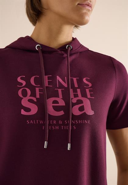 Kurzarm Shirt mit Kapuze und Wording sweet grape red