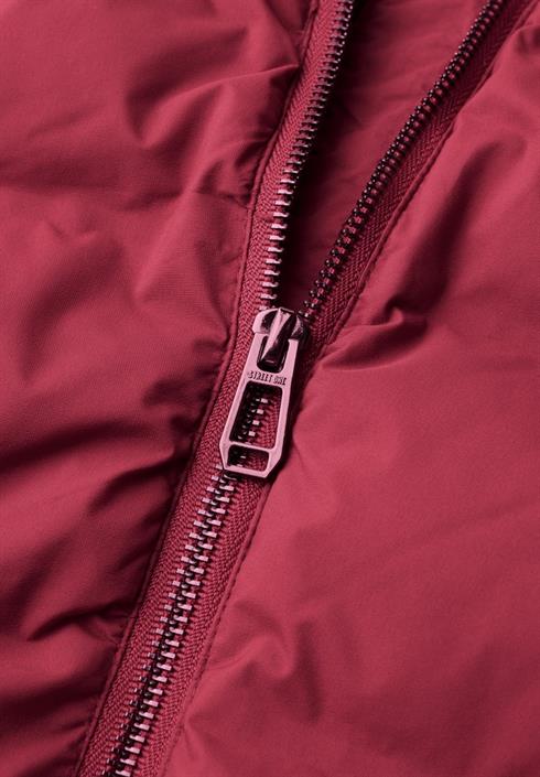 kurze-jacke-im-stepp-look-vintage-red