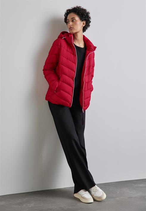 kurze-steppjacke-carpet-red