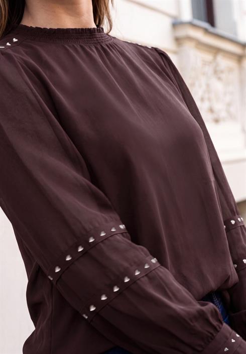 langarm-bluse-mit-nieten-und-smokkragen-russet-red