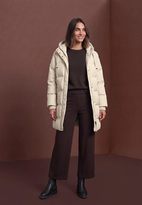 lange-jacke-mit-kapuze-und-steppmuster-soft-fawn-beige
