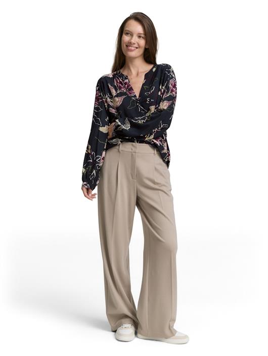 loose-fit-bluse-mit-muster-big-flower-design