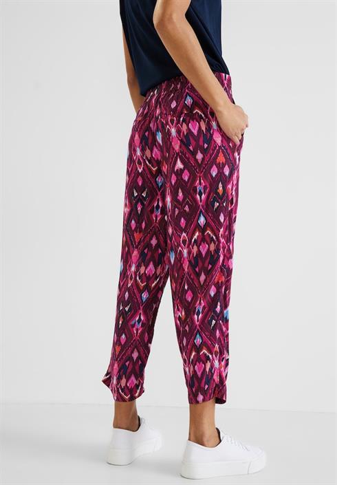 loose-fit-hose-mit-ikatprint-tamed-berry