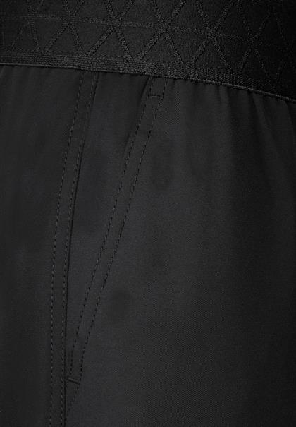 Loose Fit Hose mit Stretch black