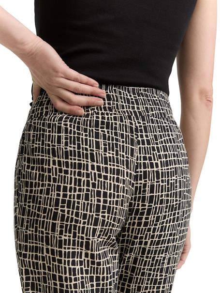Loose Slim Hose abstract black grid design