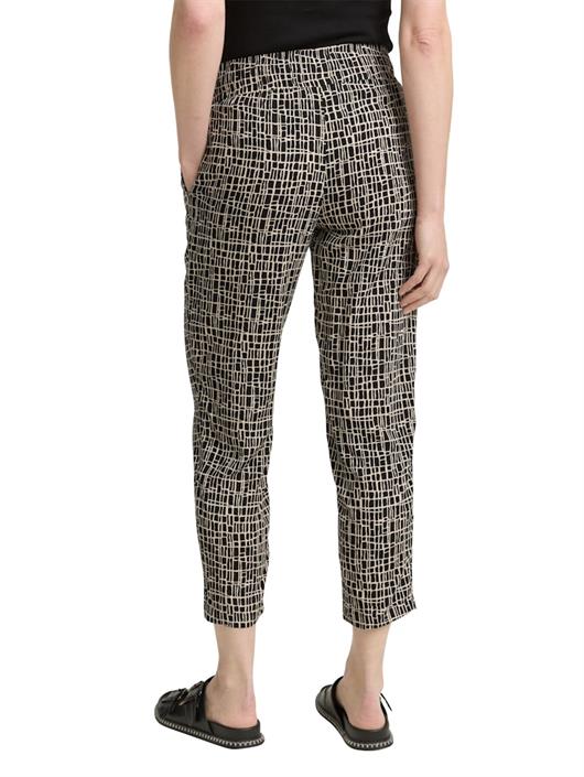 loose-slim-hose-abstract-black-grid-design