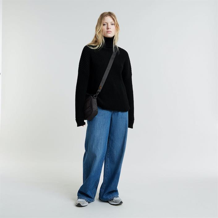 loose-turtle-knit-wmn-dk-black