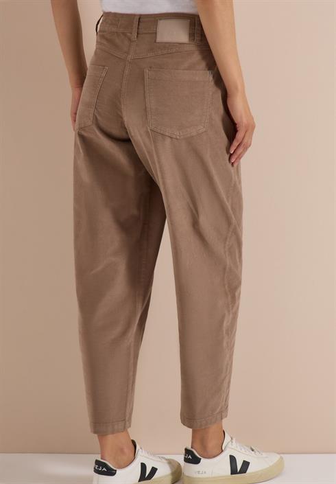 mid-waist-barrel-leg-hose-im-casual-fit-earthy-taupe