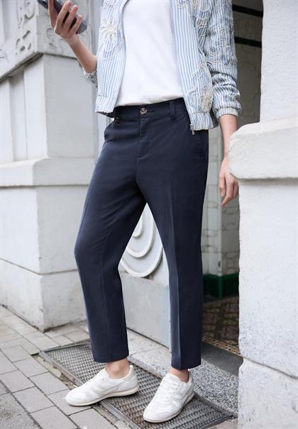 Mid Waist Slim Leg Chino im Casual Fit midnight muse