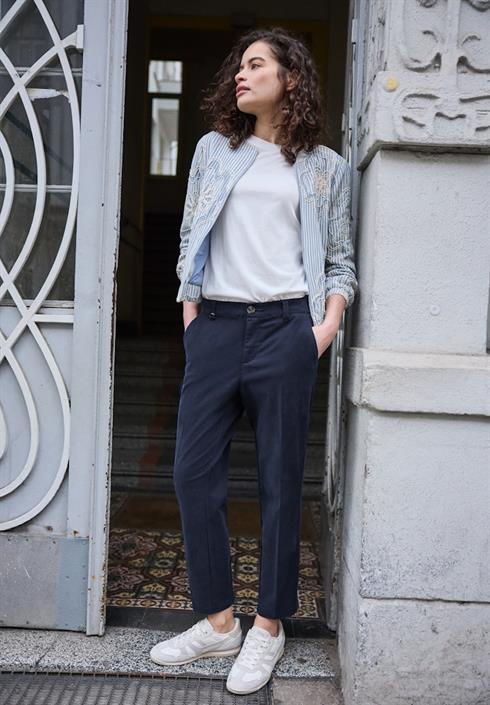 mid-waist-slim-leg-chino-im-casual-fit-midnight-muse