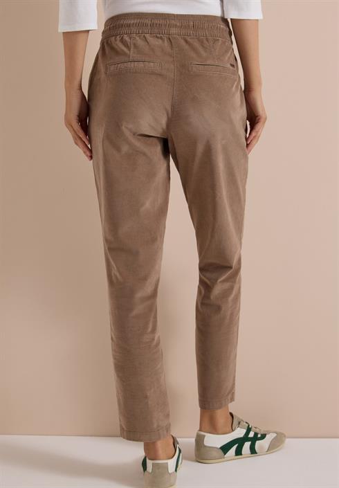 mid-waist-slim-leg-hose-im-casual-fit-earthy-taupe