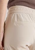 Mid Waist Slim Leg Hose im Casual Fit grain beige