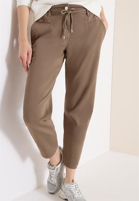 mid-waist-slim-leg-hose-im-loose-fit-coffee-taupe