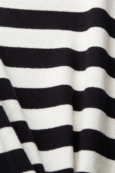 Mit Leinen: gestreifter Strickpullover off white