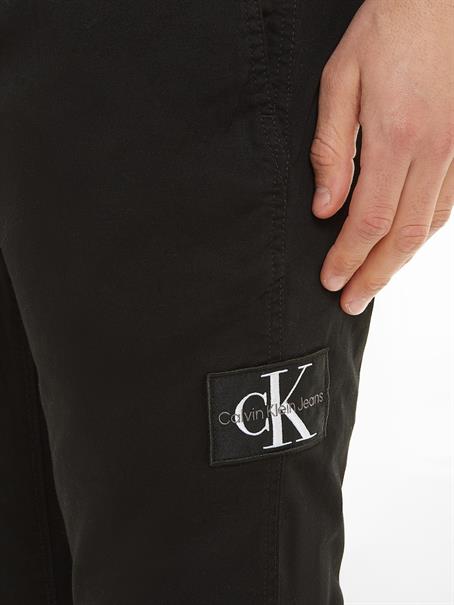 MONOLOGO BADGE CASUAL CHINO ck black