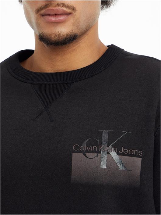 monologo-gradient-box-crew-neck-ck-black