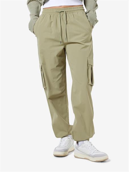NMKIRBY HW CARGO PANTS WVN NOOS grün2
