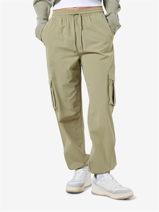 nmkirby-hw-cargo-pants-wvn-noos-grün2