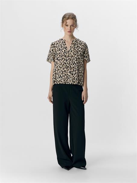 OBJKARINA S/S RE V-NECK TOP NOOS sandshell3