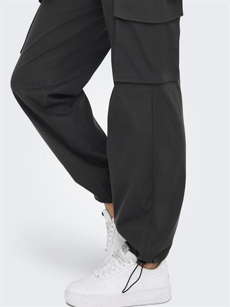 ONLCASHI CARGO PANT WVN NOOS raven