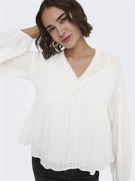 ONLDUSI L/S DETAIL TOP WVN CS cloud dancer