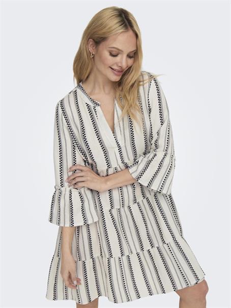 ONLTHYRA PEPLON DRESS AOP WVN cloud dancer