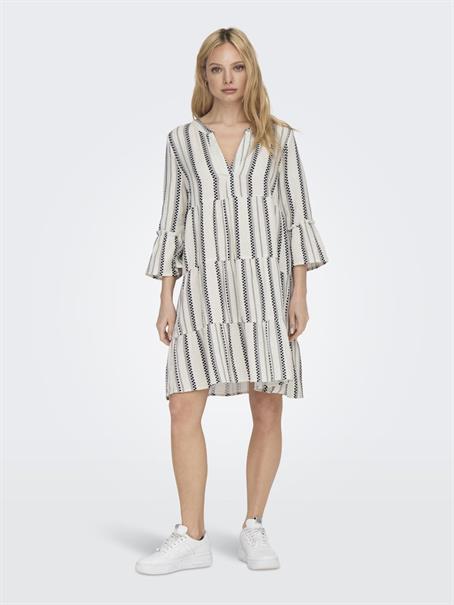 ONLTHYRA PEPLON DRESS AOP WVN cloud dancer