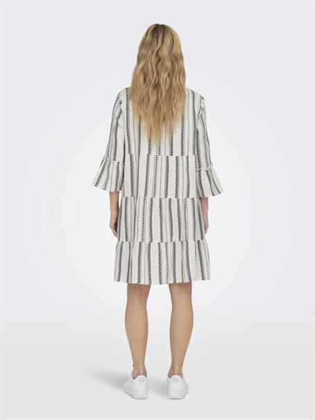 ONLTHYRA PEPLON DRESS AOP WVN cloud dancer