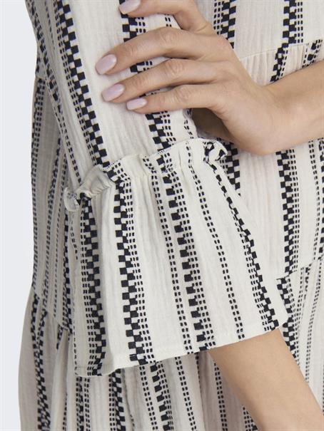 ONLTHYRA PEPLON DRESS AOP WVN cloud dancer