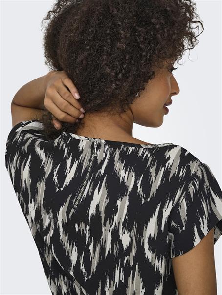 ONLVIC S/S AOP TOP NOOS WVN black20