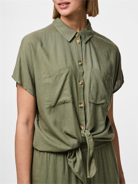 PCPIA SS TIE SHIRT WVN NOOS deep lichen green