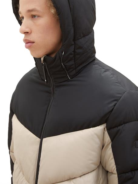 Pufferjacke mit recyceltem Polyester paving stone