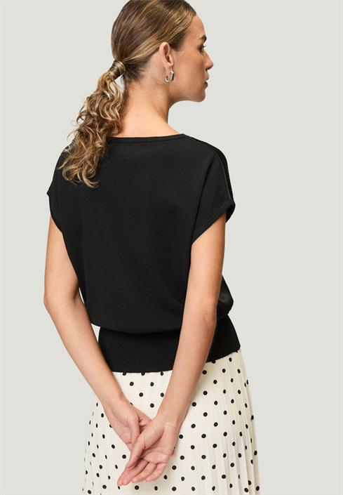 pullover-mit-glänzender-vorderseite-black-beauty