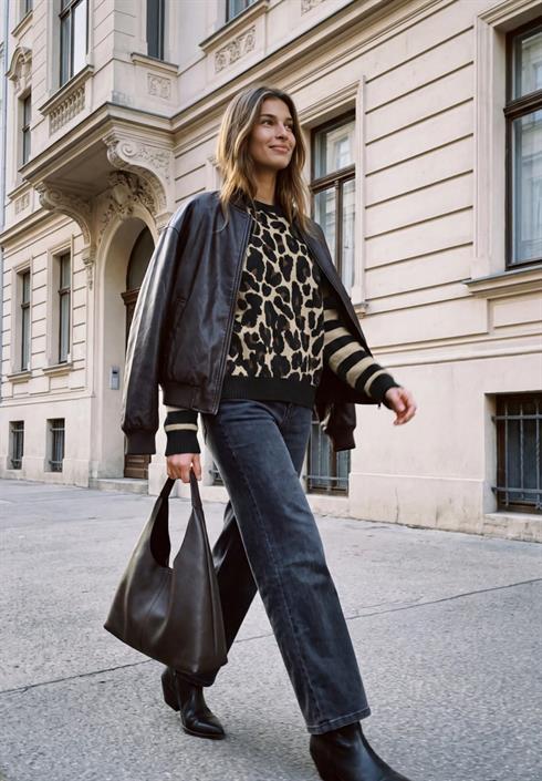 pullover-mit-leo-muster-und-gestreiften-ärmeln-black