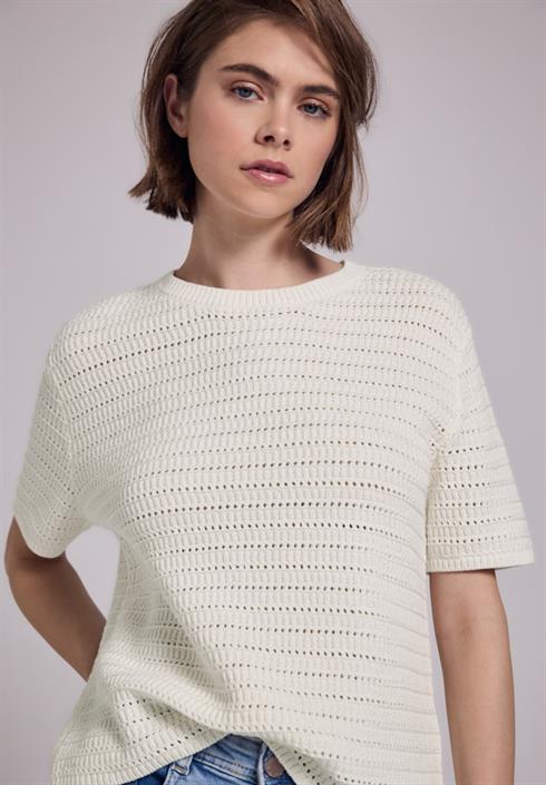 pullover-mit-lochmuster-off-white