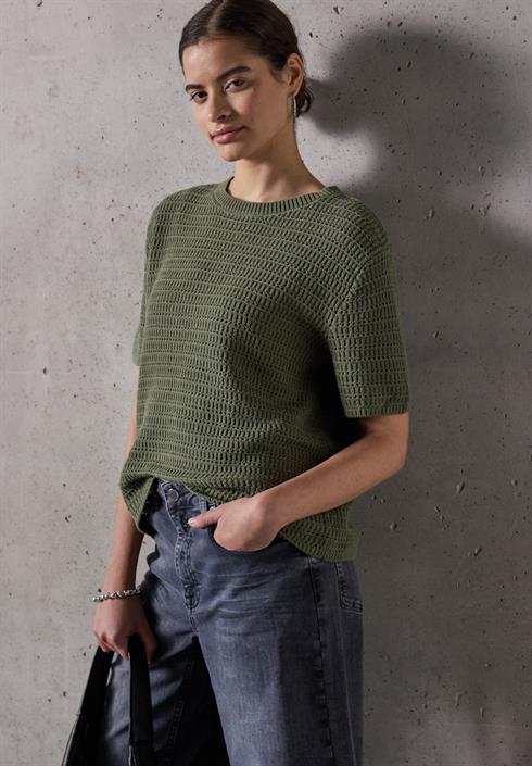 pullover-mit-lochmuster-peridot-green