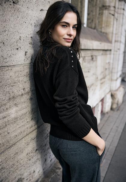 Pullover mit Nieten black