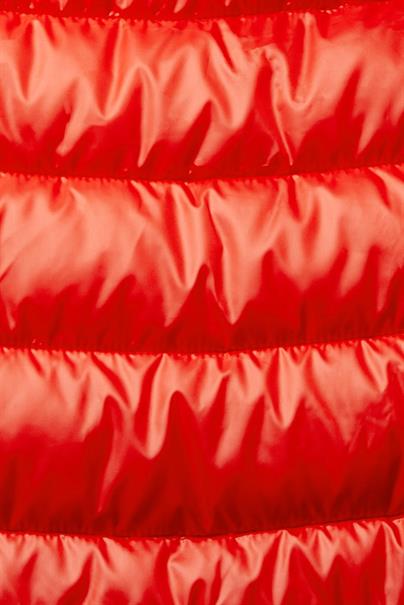 Recycelt: Steppweste mit abnehmbarer Kapuze red